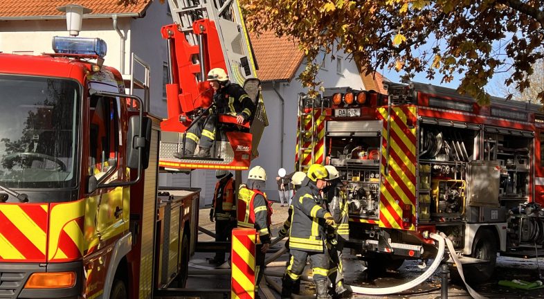 09.11.2021 Dachstuhlbrand, Menschenleben in Gefahr